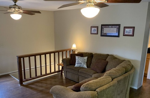 Lone Rock House | Cute House w/Deck Overlooking White River