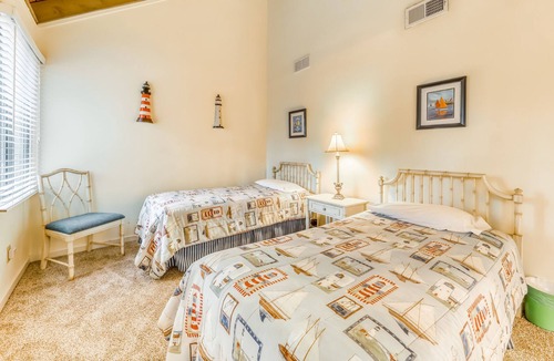 Night Heron Condo | Cute island condo w/ a shared pool & lagoon view - walk to the beach!