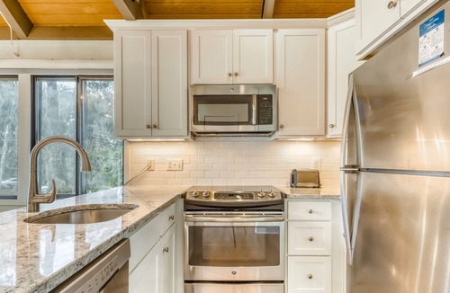 Night Heron Condo | Cute island condo w/ a shared pool & lagoon view - walk to the beach!