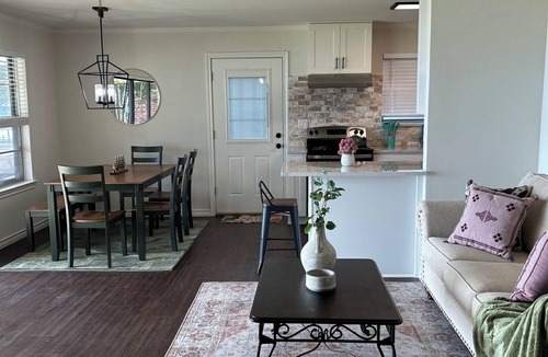 Gun Barrel City House | Cute Lakefront Cabin with Beautiful Sunsets in charming Gun Barrel City