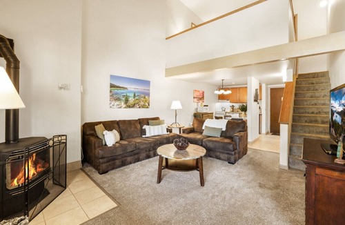 South Lake Tahoe Villa | Cute Lakeland Condo Close to Beach & Heavenly Ski