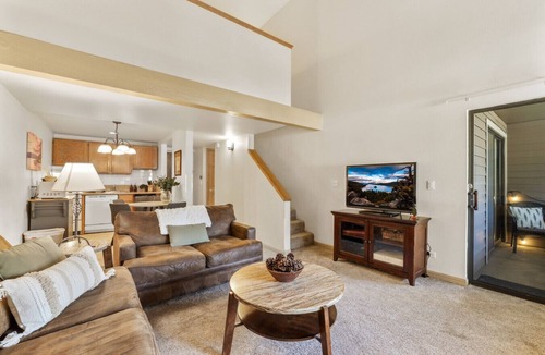 South Lake Tahoe Villa | Cute Lakeland Condo Close to Beach & Heavenly Ski