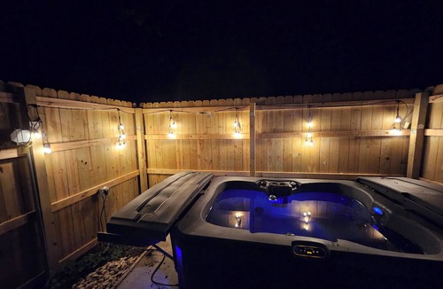Cookson Cabin | Cute little costal cabin. One mile from Lake Tenkiller. Private Spa/Hot Tub