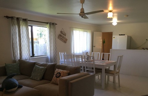 Tin Can Bay House | Cute Little House with air conditioning