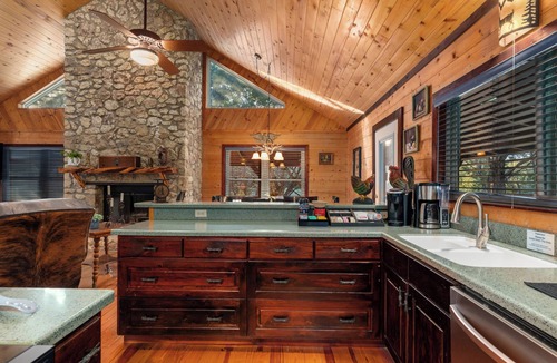 Morgan House | Cute log cabin in The Canyons near Lake Whitney