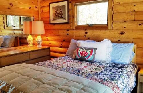 Central Lake Cabin | CUTE LOG CABIN WITH SHARED FRONTAGE ON TORCH LAKE