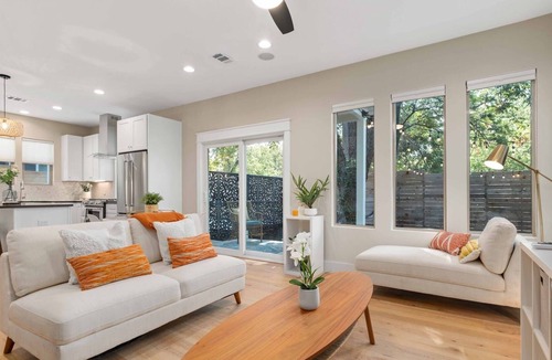 Highland House | Cute New House tucked at back of lot. Located between Crestview and North Loop.