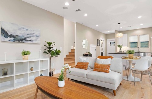 Highland House | Cute New House tucked at back of lot. Located between Crestview and North Loop.