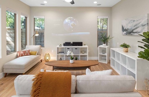 Highland House | Cute New House tucked at back of lot. Located between Crestview and North Loop.