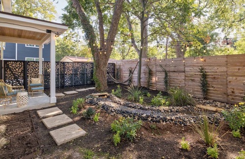 Highland House | Cute New House tucked at back of lot. Located between Crestview and North Loop.