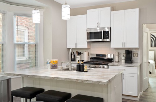 St. Louis Apartment | Cute Newly Renovated/King Beds/WashU & Clayton