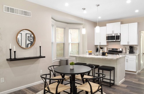 St. Louis Apartment | Cute Newly Renovated/King Beds/WashU & Clayton