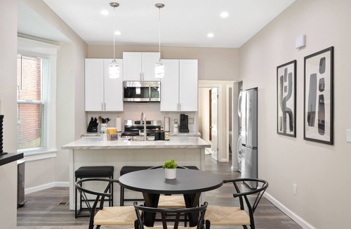 St. Louis Apartment | Cute Newly Renovated/King Beds/WashU & Clayton