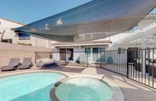 Canoga Park House | Cute One Story Residence 3 bedroom with pool