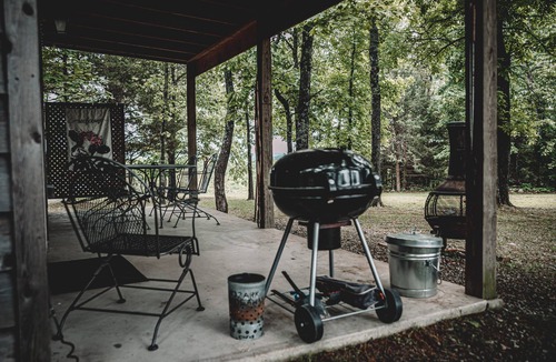 Gainesville House | Cute Ozark Mountain cabin in the woods: a quiet escape or adventurous exploring