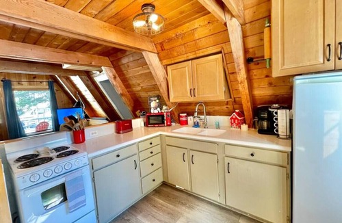 Donnelly Cabin | Cute, Pet Friendly Cabin with Hot Tub