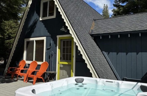 Donnelly Cabin | Cute, Pet Friendly Cabin with Hot Tub