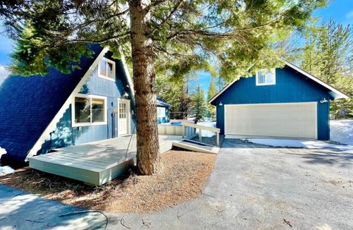 Donnelly Cabin | Cute, Pet Friendly Cabin with Hot Tub