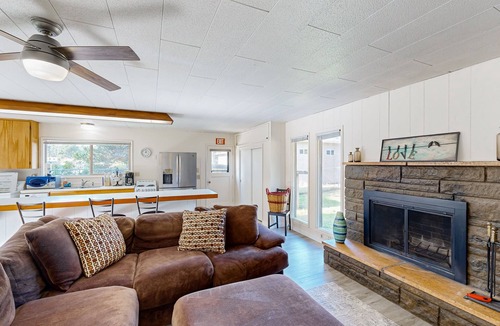 Long Beach House | Cute Quaint Cabin by the Sea, w/fire pit, wood-burning fireplace & WIFI