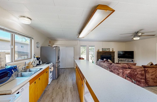 Long Beach House | Cute Quaint Cabin by the Sea, w/fire pit, wood-burning fireplace & WIFI