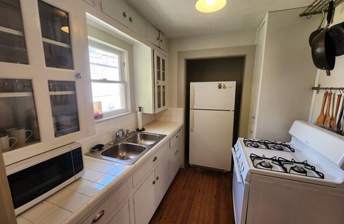 Greater Heights House | Cute & Quiet Garage Apt Home