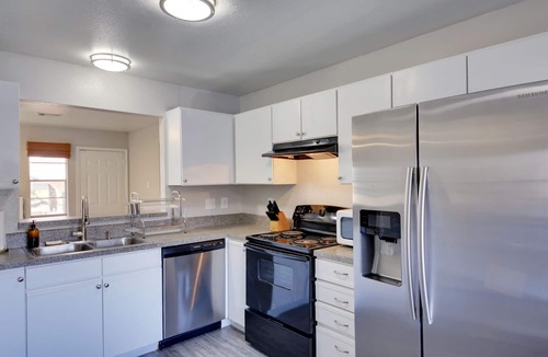 Pleasant Valley Condo | Cute Riverside Townhome close to DT, the Airport, and everything else Austin!