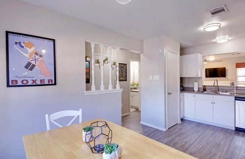 Pleasant Valley Condo | Cute Riverside Townhome close to DT, the Airport, and everything else Austin!
