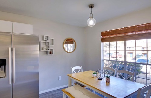 Pleasant Valley Condo | Cute Riverside Townhome close to DT, the Airport, and everything else Austin!