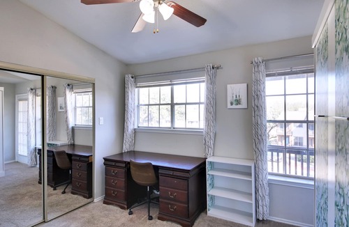 Pleasant Valley Condo | Cute Riverside Townhome close to DT, the Airport, and everything else Austin!