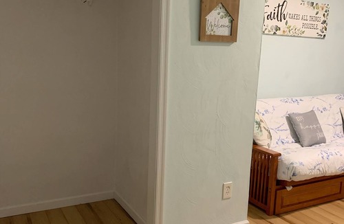 Northwest Apartment | Cute Space Near TownCenter 15 Minutes from Beaches