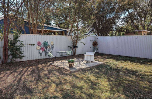 Georgetown House | Cute Studio Cottage with large deck. Walk to Historic Downtown Georgetown. Quiet Neighborhood.