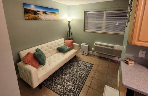 Bostwick Park Condo | Cute studio on beach