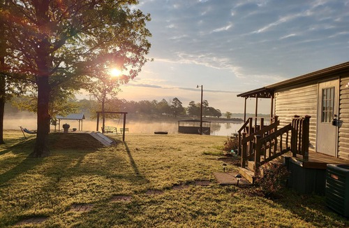 Shawnee House | Cute Twin Lakes house w/huge deck,beach,ramp&dock, sleeps10- only 30 min to OKC