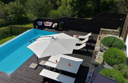 Buzet Villa | Cute vacation house surrounded by green area