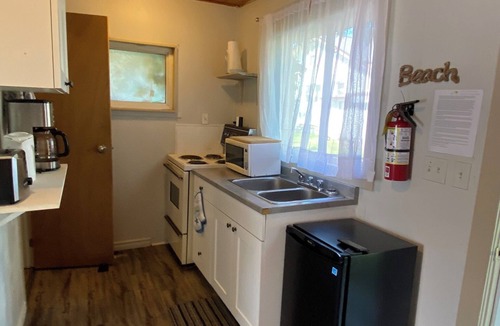 Wasaga Beach Apartment | Cute Wasaga Beach Studio cottage short walk to the beach!