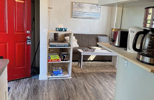 Wasaga Beach Apartment | Cute Wasaga Beach Studio cottage short walk to the beach!