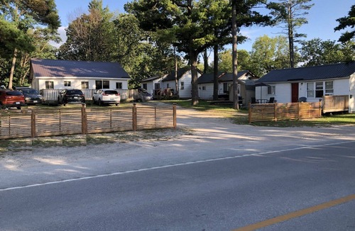 Wasaga Beach Apartment | Cute Wasaga Beach Studio cottage short walk to the beach!