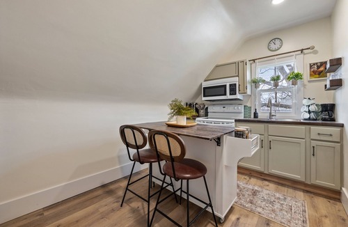 Marion Apartment | Cutie in the Heart of Marion!