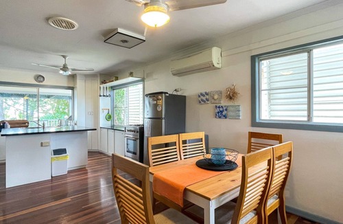 Toogoom House | Cutie on the Beach - Beachfront - Pet Friendly - Sleeps 11