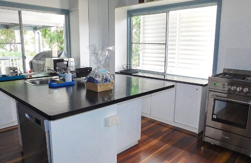 Toogoom House | Cutie on the Beach - Beachfront - Pet Friendly - Sleeps 11