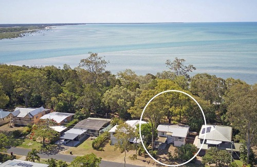 Toogoom House | Cutie on the Beach - Beachfront - Pet Friendly - Sleeps 11