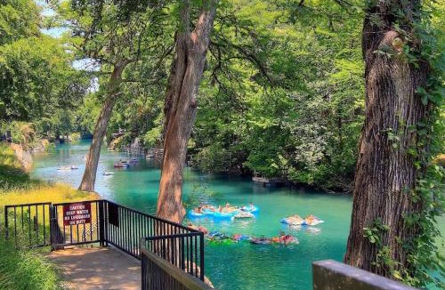 New Braunfels House | CW B209 The Float Inn 3