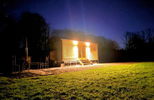 Newchapel Ski Chalet | Cwtch Ffynnone Luxury Shepherds Hut