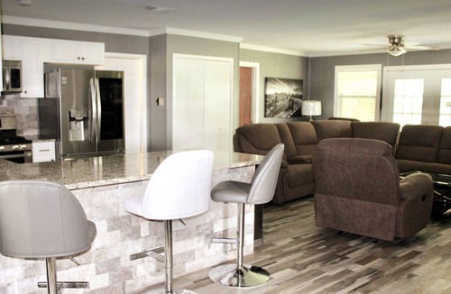 Leon Valley House | CYC Lounge with Guest House