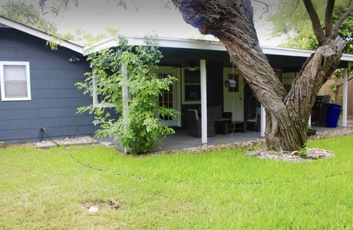Leon Valley House | CYC Lounge with Guest House
