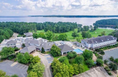 Negreet Hotel | Cypress Bend Resort, a Wyndham Hotel