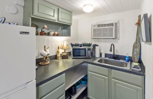 Oil City House | Cypress ChaletCaddo Lake Cabin with Kayaks