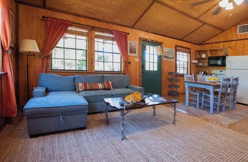 Comfort Cabin | Cypress Creek Cabin Stay for 6 Access to Pool Hot Tub