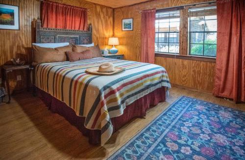 Comfort House | Cypress Creek Cabin Stay for 6 Access to Pool Hot Tub