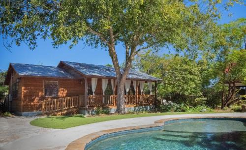Comfort House | Cypress Creek Cabin Stay for 6 Access to Pool Hot Tub